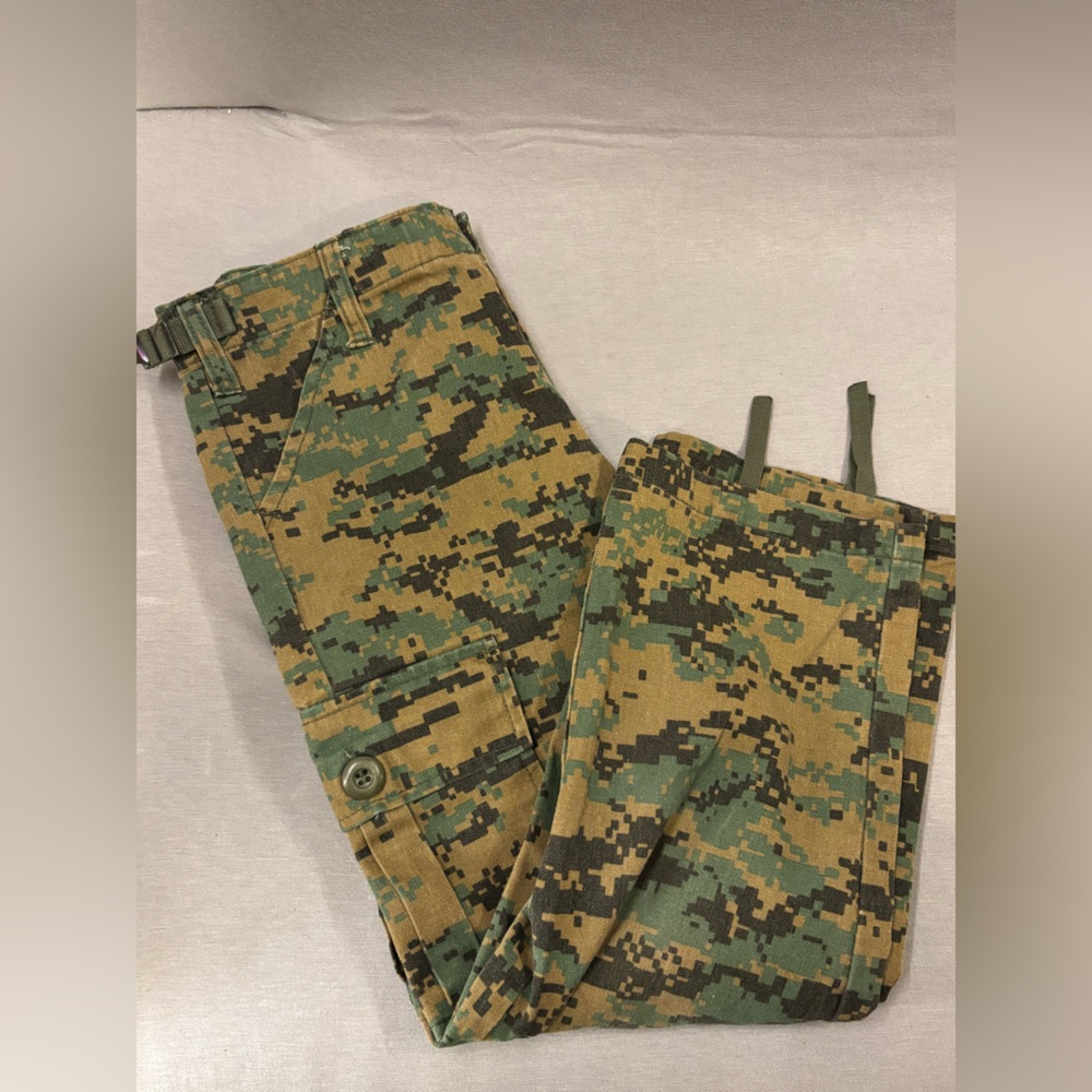 Camoflauge youth pants cargo pockets adjustable waist size small 22-26 inches